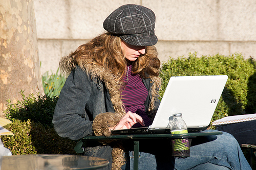girl_with_laptop